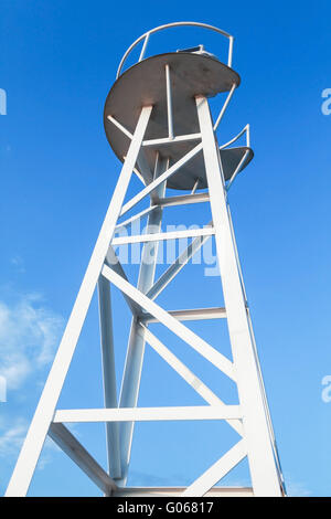 Bianco moderno design a traliccio torre faro nel porto di Nesebar, Bulgaria Foto Stock