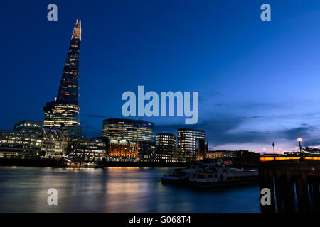 Tramonto sulla skyline di Londra che mostra la Shard e Thames Foto Stock