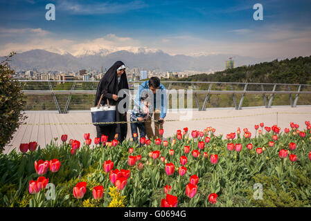 Padre prendendo un selfie foto della sua famiglia per il ponte di Tabiat a Tehran, Iran. Foto Stock