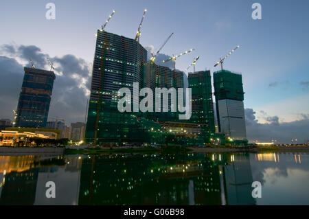 Sito in costruzione di edifici accanto al lago con la riflessione Foto Stock