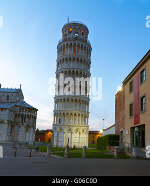 Torre pendente di Pisa al crepuscolo, Toscana, Italia Foto Stock