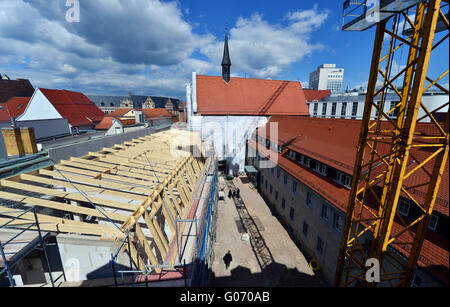 Le nuvole si muovono oltre la abbazia delle Orsoline con il nuovo convento edificio (L), che celebra il suo innovativo e topping fuori cerimonia a Erfurt, Germania, 29 aprile 2016. La nuova costruzione sorge accanto alla vecchia abbazia delle Orsoline, che era troppo grande e scomodo per le nove monache invecchiato. Il vescovado di Erfurt ha investito circa 2 milioni e mezzo di euro per la demolizione del precedente edificio, la nuova costruzione, strutture esterne, la facciata abbazia e gli scavi archeologici. Orsoline hanno vissuto a Erfurt fin dal 1667. Foto: MARTIN SCHUTT/dpa Foto Stock