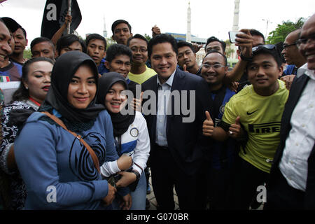 Batam, Isole Riau, Indonesia. 28 apr, 2016. Inter Milan proprietario Erick Thohir con l Inter Milam FC fan dopo parlando di come costruire il business in Asia e in Europa in aprile 28, 2016 in Batam, Indonesia. Inter Milan proprietario Erick Thohir nega ha dei piani vendendo più di venti per cento di Inter al commercio Suning Gruppo di Cina. Egli ha detto ''su cui voglio soffermarmi inter e ringraziare i fan che hanno sostenuto a noi dal giorno uno. Stiamo cercando un partner strategico, non sto vendendo partecipazione di maggioranza' Credit: Sijori Immagini/ZUMA filo/Alamy Live News Foto Stock