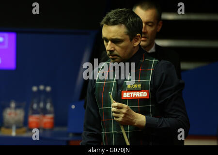 Sheffield, Regno Unito. Il 29 aprile, 2016. Alan McManus in azione contro Ding Junhui nella seconda sessione migliore di 33 telai semi-finale al 2016 World Snooker Championships di Sheffield. Credit: Azione Plus immagini di sport/Alamy Live News Foto Stock