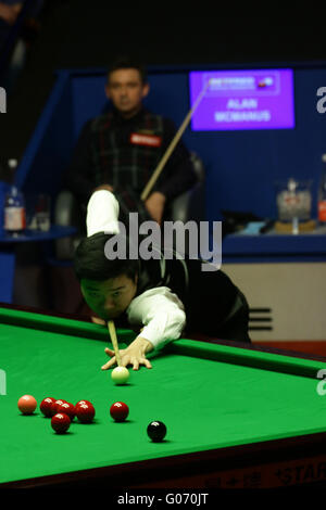 Sheffield, Regno Unito. Il 29 aprile, 2016. Ding Junhui in azione contro Alan McManus nella seconda sessione migliore di 33 telai semi-finale al 2016 World Snooker Championships di Sheffield. Credit: Azione Plus immagini di sport/Alamy Live News Foto Stock