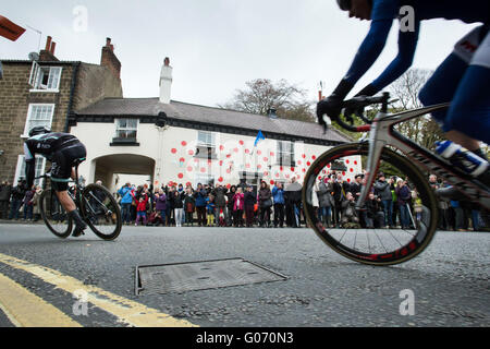 Knaresborough, North Yorkshire. Il 29 aprile 2016. I ciclisti, sulla fase 1 del Tour de Yorkshire 2016, passano la polka-dot casa di Tony Handley, il Sindaco di Knaresborough, come essi testa fuori del North Yorkshire città e su verso la Ripley, il 29 aprile 2016. Credito: Harry Whitehead/Alamy Live News Foto Stock