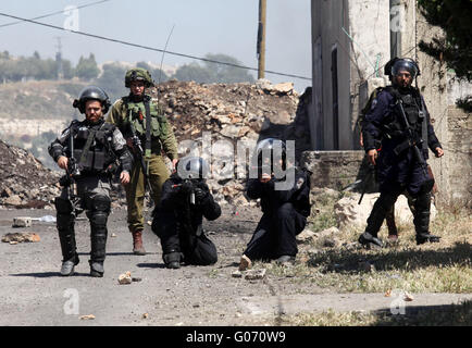 Nablus, West Bank, Territorio palestinese. 29 apr, 2016. Forze di sicurezza israeliane mirano a dimostranti palestinesi durante scontri a seguito di una dimostrazione contro l'espropriazione delle terre palestinesi da parte di Israele del 29 aprile 2016 nel villaggio di Kfar Qaddum, nei pressi di Nablus, nei territori occupati della Cisgiordania Credito: Nedal Eshtayah APA/images/ZUMA filo/Alamy Live News Foto Stock
