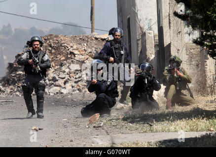 Nablus, West Bank, Territorio palestinese. 29 apr, 2016. Forze di sicurezza israeliane mirano a dimostranti palestinesi durante scontri a seguito di una dimostrazione contro l'espropriazione delle terre palestinesi da parte di Israele del 29 aprile 2016 nel villaggio di Kfar Qaddum, nei pressi di Nablus, nei territori occupati della Cisgiordania Credito: Nedal Eshtayah APA/images/ZUMA filo/Alamy Live News Foto Stock