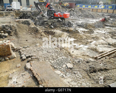 Kiel, Germania. Xiii Apr, 2016. Gli archeologi lavorare sui resti di un antico muro che sono stati scoperti durante i lavori di scavo nella città vecchia di Kiel, Germania, 13 aprile 2016. Costruzione sono in corso i lavori per la costruzione di un complesso piallati di edifici residenziali. Foto: Andre Klohn/dpa/Alamy Live News Foto Stock