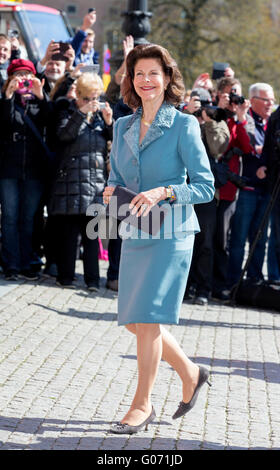 Stoccolma, Svezia. 29 apr, 2016. Regina Silvia arriva presso la Royal Opera per le congratulazioni per il settantesimo compleanno del Re Carl Gustaf dal royal accademie artistiche dal programma di Bernadotte a Stoccolma, Svezia, 29 aprile 2016. Foto: Patrick van Katwijk/ point de vue fuori - nessun filo SERVICE -/dpa/Alamy Live News Foto Stock