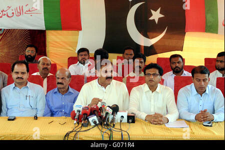 Muttahida Qaumi movimento MPA Muhammad Hussain indirizzamento per la media delle persone nel corso di una conferenza stampa tenutasi a Landhi area di Karachi il Venerdì, Aprile 29, 2016. Foto Stock