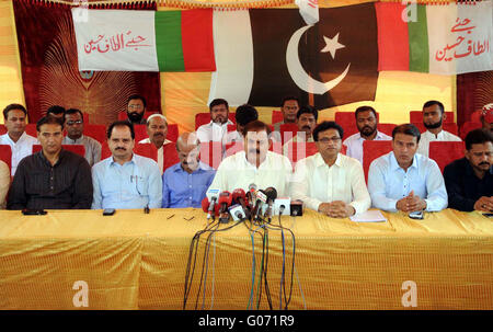 Muttahida Qaumi movimento MPA Muhammad Hussain indirizzamento per la media delle persone nel corso di una conferenza stampa tenutasi a Landhi area di Karachi il Venerdì, Aprile 29, 2016. Foto Stock