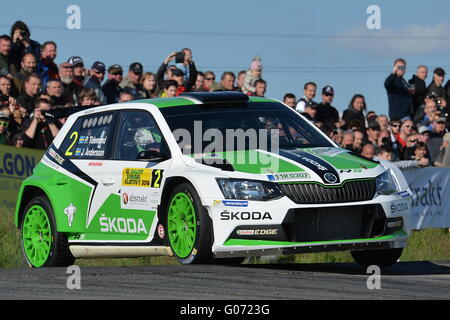 Klatovy, Repubblica Ceca. 29 apr, 2016. Lo svedese Pontus Tidemand e Jonas Anderssonare sono visibili nella loro auto durante il Rally Sumava Klatovy in Klatovy, Repubblica Ceca, Aprile 29, 2016. © Pavel Nemecek/CTK foto/Alamy Live News Foto Stock