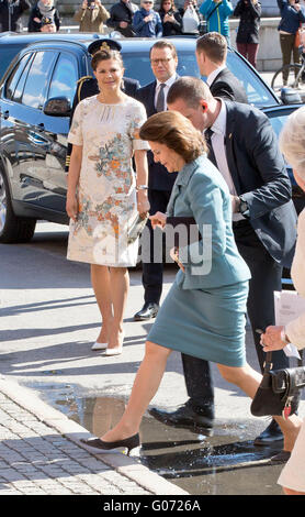 Stoccolma, Svezia. 29 apr, 2016. Lo svedese Regina Silvia (C), la principessa ereditaria Victoria (L) e Prince Daniel arriva al Royal Opera per le congratulazioni per il settantesimo compleanno del Re Carl Gustaf dal royal accademie artistiche dal programma di Bernadotte a Stoccolma, Svezia, 29 aprile 2016. Foto: Albert Nieboer/EPR/ - nessun filo SERVICE -/dpa/Alamy Live News Foto Stock