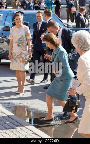 Stoccolma, Svezia. 29 apr, 2016. Lo svedese Regina Silvia (C), la principessa ereditaria Victoria (L) e Prince Daniel arriva al Royal Opera per le congratulazioni per il settantesimo compleanno del Re Carl Gustaf dal royal accademie artistiche dal programma di Bernadotte a Stoccolma, Svezia, 29 aprile 2016. Foto: Albert Nieboer/EPR/ - nessun filo SERVICE -/dpa/Alamy Live News Foto Stock