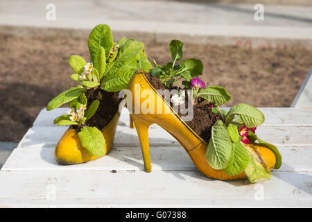 Russia, Mosca Festa di Primavera è in corso il 29 aprile 2016. Il festival è associato a un numero di vacanze Russo: la Pasqua ortodossa russa e lavoratore del giorno che vengono ad essere celebrata il 1 maggio e la Giornata della Vittoria, 9 maggio. Divertente e aiuole decorative, fatta di vecchio femmina con tacco alto scarpe, decorare Viale Tverskoi boulevard. Decorazione di uova di Pasqua in background. Credito: Alex Immagini/Alamy Live News Foto Stock