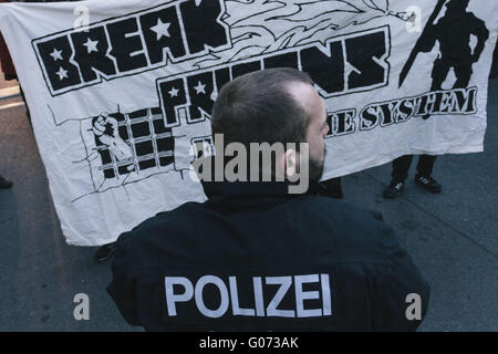 Berlin, Berlin, Germania. 29 apr, 2016. I manifestanti durante il rally su cento trentesimo anniversario del massacro di Haymarket nel NeukÃ¶lln e Kreuzberg di Berlino. La dimostrazione è un contatore-evento per il MyFest annuale e la competizione rally sul primo di maggio. Credito: Jan Scheunert/ZUMA filo/Alamy Live News Foto Stock