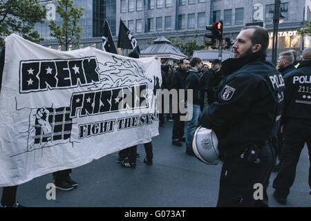 Berlin, Berlin, Germania. 29 apr, 2016. I manifestanti durante il rally su cento trentesimo anniversario del massacro di Haymarket nel NeukÃ¶lln e Kreuzberg di Berlino. La dimostrazione è un contatore-evento per il MyFest annuale e la competizione rally sul primo di maggio. Credito: Jan Scheunert/ZUMA filo/Alamy Live News Foto Stock