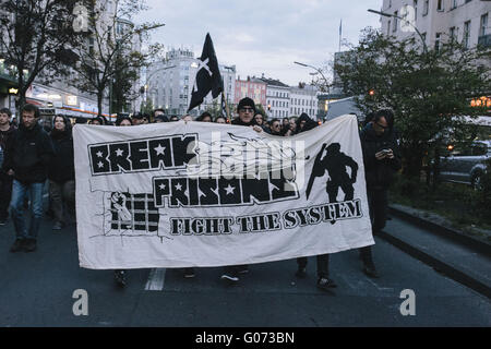 Berlin, Berlin, Germania. 29 apr, 2016. I manifestanti durante il rally su cento trentesimo anniversario del massacro di Haymarket nel NeukÃ¶lln e Kreuzberg di Berlino. La dimostrazione è un contatore-evento per il MyFest annuale e la competizione rally sul primo di maggio. Credito: Jan Scheunert/ZUMA filo/Alamy Live News Foto Stock