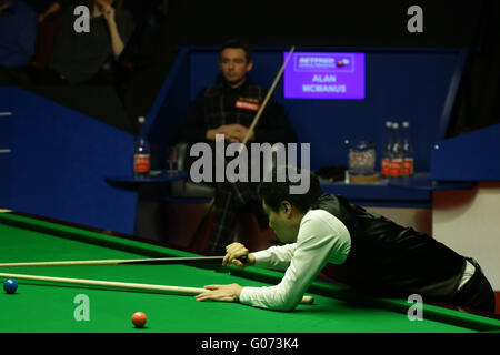 Sheffield, Regno Unito. Il 29 aprile, 2016. Ding Junhui in azione contro Alan McManus nella terza sessione migliore di 33 telai semi-finale al 2016 World Snooker Championships di Sheffield. Credit: Azione Plus immagini di sport/Alamy Live News Foto Stock