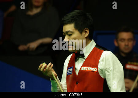 Sheffield, Regno Unito. Il 29 aprile, 2016. Ding Junhui in azione contro Alan McManus nella terza sessione migliore di 33 telai semi-finale al 2016 World Snooker Championships di Sheffield. Credit: Azione Plus immagini di sport/Alamy Live News Foto Stock