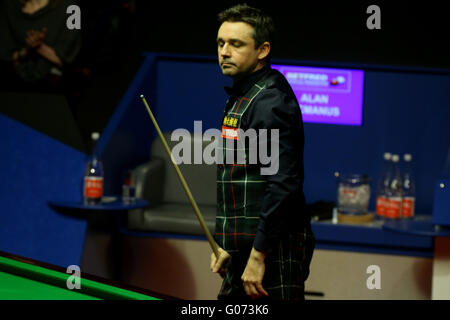 Sheffield, Regno Unito. Il 29 aprile, 2016. Alan McManus in azione contro Ding Junhui nella terza sessione migliore di 33 telai semi-finale al 2016 World Snooker Championships di Sheffield. Credit: Azione Plus immagini di sport/Alamy Live News Foto Stock