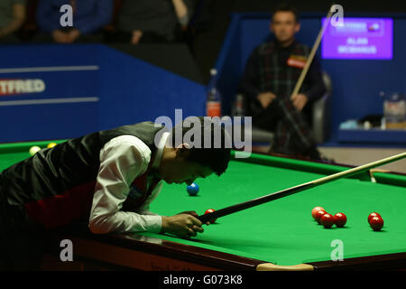 Sheffield, Regno Unito. Il 29 aprile, 2016. Ding Junhui in azione contro Alan McManus nella terza sessione migliore di 33 telai semi-finale al 2016 World Snooker Championships di Sheffield. Credit: Azione Plus immagini di sport/Alamy Live News Foto Stock