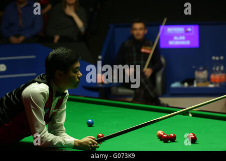 Sheffield, Regno Unito. Il 29 aprile, 2016. Ding Junhui in azione contro Alan McManus nella terza sessione migliore di 33 telai semi-finale al 2016 World Snooker Championships di Sheffield. Credit: Azione Plus immagini di sport/Alamy Live News Foto Stock