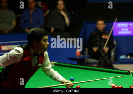 Sheffield, Regno Unito. Il 29 aprile, 2016. Ding Junhui in azione contro Alan McManus nella terza sessione migliore di 33 telai semi-finale al 2016 World Snooker Championships di Sheffield. Credit: Azione Plus immagini di sport/Alamy Live News Foto Stock