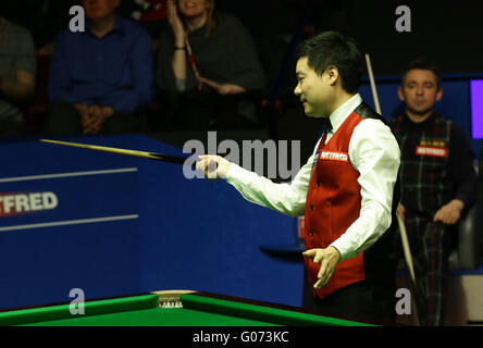 Sheffield, Regno Unito. Il 29 aprile, 2016. Ding Junhui in azione contro Alan McManus nella terza sessione migliore di 33 telai semi-finale al 2016 World Snooker Championships di Sheffield. Credit: Azione Plus immagini di sport/Alamy Live News Foto Stock