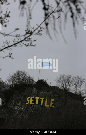 Settle, Yorkshire, Regno Unito. Il 29 aprile, 2016. Un Tour de Yorkshire bandiera volare sopra la città a Settle, Regno Unito, 29 aprile 2016 Credit: Barbara Cook/Alamy Live News Foto Stock