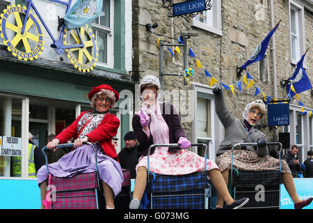 Settle, Yorkshire, Regno Unito. Il 29 aprile, 2016. Trolley gli artisti di strada a Settle, Regno Unito, 29 aprile 2016 Credit: Barbara Cook/Alamy Live News Foto Stock