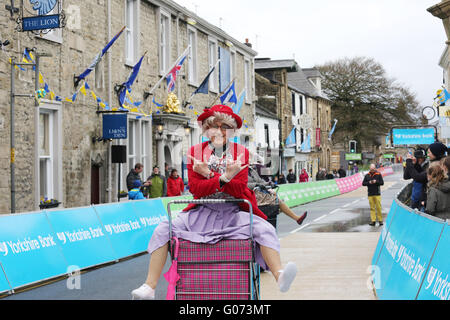 Settle, Yorkshire, Regno Unito. Il 29 aprile, 2016. Un trolley street entertainer in Settle, Regno Unito, 29 aprile 2016 Credit: Barbara Cook/Alamy Live News Foto Stock