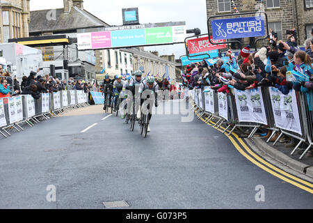 Settle, Yorkshire, Regno Unito. Il 29 aprile, 2016. I ciclisti che partecipano al tour de Yorkshire a Settle, Regno Unito, 29 aprile 2016 Credit: Barbara Cook/Alamy Live News Foto Stock