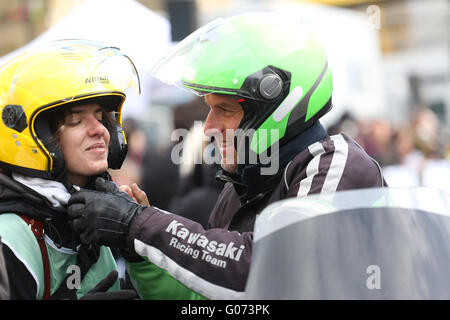 Settle, Yorkshire, Regno Unito. Il 29 aprile, 2016. Una Bike Rider aiuta a regolare i colleghi un casco a Settle, Regno Unito, 29 aprile 2016 Credit: Barbara Cook/Alamy Live News Foto Stock