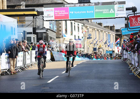 Settle, Yorkshire, Regno Unito. Il 29 aprile, 2016. I ciclisti di prendere parte al Tour de Yorkshire a Settle, Regno Unito, 29 aprile 2016 Credit: Barbara Cook/Alamy Live News Foto Stock