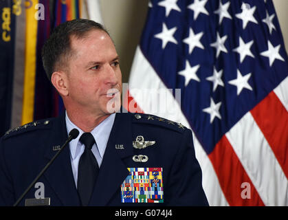 Washington, DC, Stati Uniti d'America. 29 apr, 2016. Stati Uniti Il generale David Goldfein parla dopo essere stato introdotto come il candidato ad essere il prossimo Air Force capo del personale durante un annuncio al Pentagono a Washington, DC, Stati Uniti, il 29 aprile 2016. © Yin Bogu/Xinhua/Alamy Live News Foto Stock