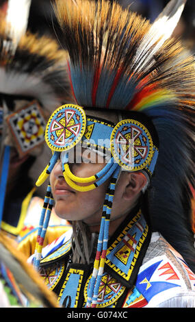 Albuquerque, NM, Stati Uniti d'America. 29 apr, 2016. Un sconosciuto ballerino della gioventù sul pavimento della raccolta delle Nazioni Pow-Wow. Venerdì, Aprile. 29, 2016. Credito: Jim Thompson/Albuquerque ufficiale/ZUMA filo/Alamy Live News Foto Stock