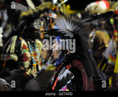 Albuquerque, NM, Stati Uniti d'America. 29 apr, 2016. Danzatori provenienti da tutto il mondo frequentano la raccolta delle Nazioni Pow-Wow. Venerdì, Aprile. 29, 2016. Credito: Jim Thompson/Albuquerque ufficiale/ZUMA filo/Alamy Live News Foto Stock