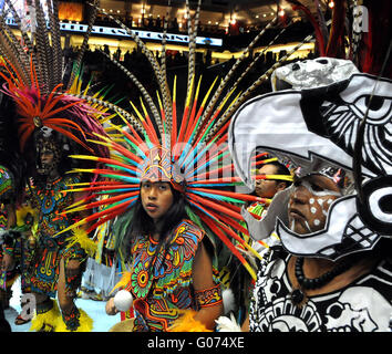 Albuquerque, NM, Stati Uniti d'America. 29 apr, 2016. Un gruppo di ballerini azteca preparare a prendere la parola per unire la grande entrata della raccolta delle Nazioni Pow-Wow. Venerdì, Aprile. 29, 2016. Credito: Jim Thompson/Albuquerque ufficiale/ZUMA filo/Alamy Live News Foto Stock