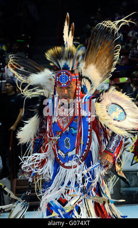 Albuquerque, NM, Stati Uniti d'America. 29 apr, 2016. Tommy il tappeto di Kirkland, NM.danze durante la fase di apertura della raccolta delle Nazioni Pow-Wow. Venerdì, Aprile. 29, 2016. Credito: Jim Thompson/Albuquerque ufficiale/ZUMA filo/Alamy Live News Foto Stock