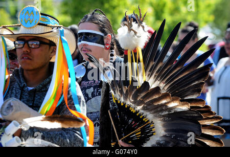 Albuquerque, NM, Stati Uniti d'America. 29 apr, 2016. Darcy Malcolm, Jr. dal flusso e riflusso in Manitoba, Canada attende in linea di entrare per la raccolta delle Nazioni Pow-Wow. Venerdì, Aprile. 29, 2016. Credito: Jim Thompson/Albuquerque ufficiale/ZUMA filo/Alamy Live News Foto Stock