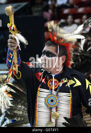 Albuquerque, NM, Stati Uniti d'America. 29 apr, 2016. Brian Smith da Gilbert, AZ. dalla Warm Springs tribù danze a la raccolta delle Nazioni Pow-Wow. Venerdì, Aprile. 29, 2016. Credito: Jim Thompson/Albuquerque ufficiale/ZUMA filo/Alamy Live News Foto Stock