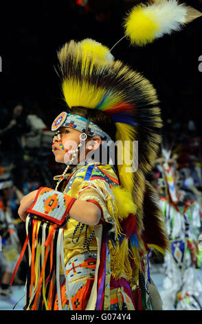 Albuquerque, NM, Stati Uniti d'America. 29 apr, 2016. Thomas Beratail di Fort ormeggiato, ND danze nel Jr. Boys gruppo di erba durante la riunione delle Nazioni Pow-Wow. Venerdì, Aprile. 29, 2016. Credito: Jim Thompson/Albuquerque ufficiale/ZUMA filo/Alamy Live News Foto Stock