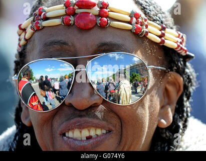 Albuquerque, NM, Stati Uniti d'America. 29 apr, 2016. Sunshines sulla faccia di NY, NY della tribù Setalcott su LongIsland attende in linea di entrare per la raccolta delle Nazioni Pow-Wow. Venerdì, Aprile. 29, 2016. Credito: Jim Thompson/Albuquerque ufficiale/ZUMA filo/Alamy Live News Foto Stock