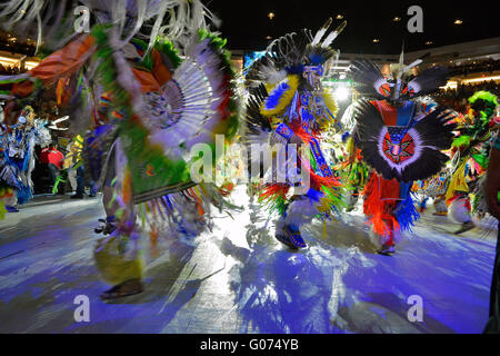 Albuquerque, NM, Stati Uniti d'America. 29 apr, 2016. Ballerini di fantasia prendere al pavimento della fossa per l'inizio della raccolta delle Nazioni Pow-Wow. Venerdì, Aprile. 29, 2016. Credito: Jim Thompson/Albuquerque ufficiale/ZUMA filo/Alamy Live News Foto Stock