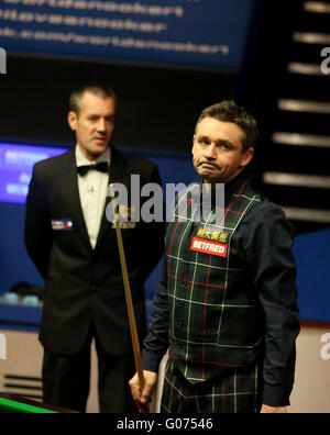 Sheffield. 29 apr, 2016. Alan McManus della Scozia reagisce durante la terza sessione della semifinale con Ding Junhui della Cina presso il World Snooker Championship 2016 al Crucible Theatre di Sheffield, in Inghilterra il 29 aprile 2016. Led di Ding 14-10 dopo la terza sessione. Ding Junhui eguagliato il record per secoli segnati da un giocatore in un Campionato Mondiale Match come la sua sesta ton hanno contribuito a costruire un 14-10 piombo su Alan McManus in un appassionante semifinale.La coppia ha stabilito un nuovo record di nove tonnellate in un Campionato Mondiale Match. © Han Yan/Xinhua/Alamy Live News Foto Stock