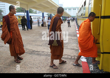 Phnom Penh Cambogia. 30 apr, 2016. I monaci buddisti a bordo di un treno in una stazione ferroviaria in Phnom Penh Cambogia, Aprile 30, 2016. Cambogia il treno passeggeri riprende i servizi regolari operazioni di fine settimana tra Phnom Penh capitale e a sudovest di Sihanoukville sabato dopo 14 anni di pausa. © Sovannara/Xinhua/Alamy Live News Foto Stock