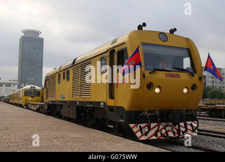 Phnom Penh Cambogia. 30 apr, 2016. Un treno passeggeri si diparte una stazione ferroviaria in Phnom Penh Cambogia, Aprile 30, 2016. Cambogia il treno passeggeri riprende i servizi regolari operazioni di fine settimana tra Phnom Penh capitale e a sudovest di Sihanoukville sabato dopo 14 anni di pausa. © Sovannara/Xinhua/Alamy Live News Foto Stock