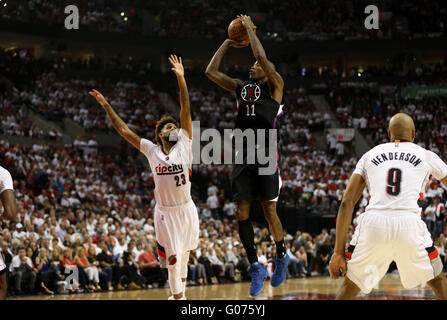 Portland, Oregon, Stati Uniti d'America. Il 29 aprile, 2016. Aprile 29, 2016 - JAMAL CRAWFORD (11) assume un ponticello. Il Portland Trail Blazers ha ospitato il Los Angeles Clippers presso il Centro Moda on April 29, 2016. Foto di David Blair Credito: David Blair/ZUMA filo/Alamy Live News Foto Stock